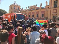 Intervención policial en Sevilla tras pedradas, huevazos y pintadas en el bus de Hazte Oír