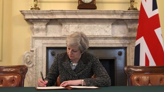 La primera ministra británica, Theresa May, firma la carta para el 'Brexit'