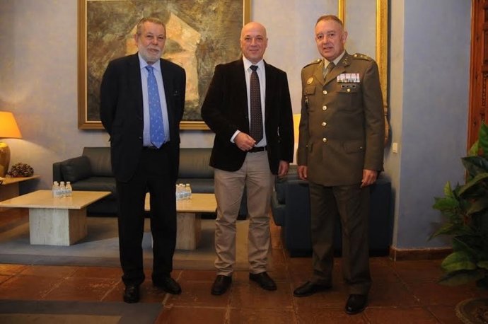 El presidente de la Diputación (centro), en su encuentro con Ruiz Olmos (dcha.)