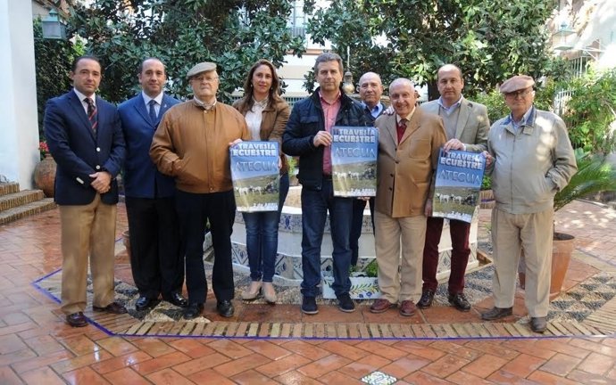 El delegado de Caminos Rurales (centro), en la presentación