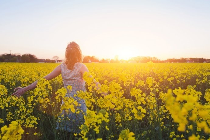 Mujer en el campo, primavera