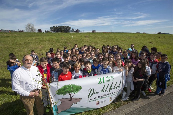 Plantación en el parque de la antigua marisma de Cacho 