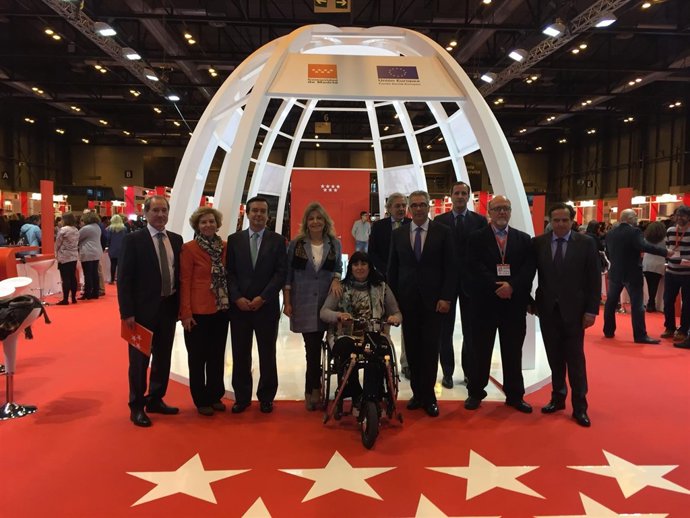 Engracia Hidalgo y Carlos Izquierdo durante su visita a la feria.