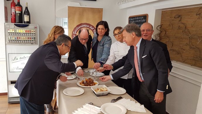 El momento de la prueba de la receta oficial del rabo de toro cordobés