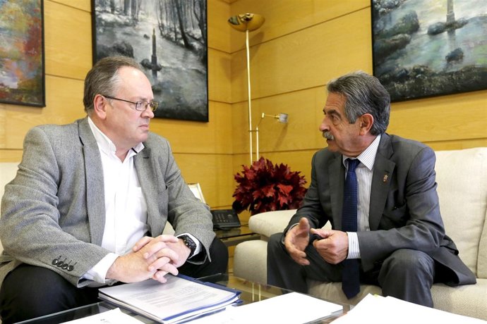 Revilla se reúne con el alcalde de Campoo de Yuso