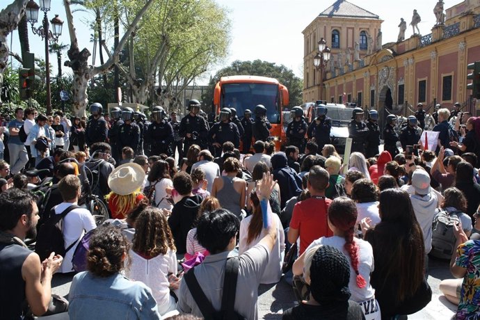 SSevillanos impiden el paso del bus de Hazte Oír junto al Palacio de San Telmo