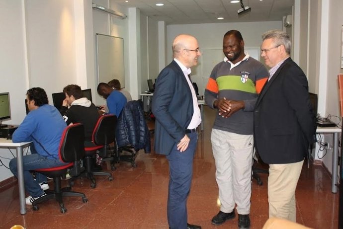 Carmona (izda.) visita las instalaciones