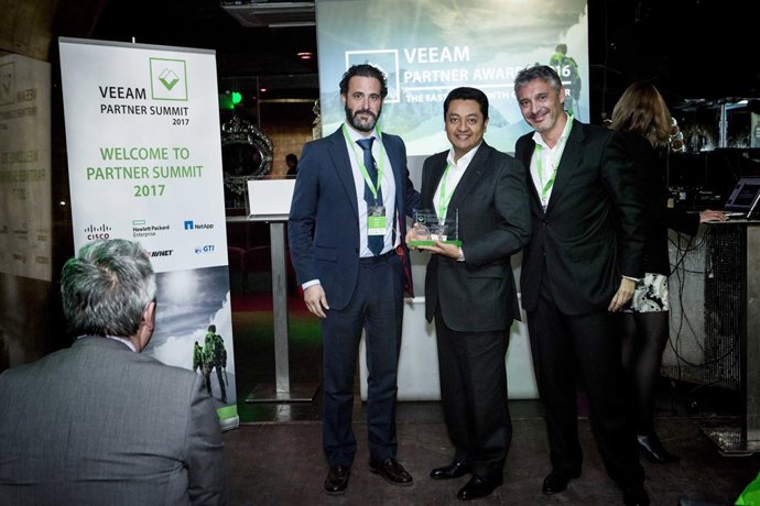 Francisco Gutierrez recogiendo el premio a Grupo Econocom