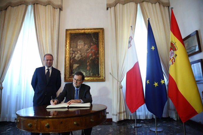 Rajoy firma en el libro de honor de Malta en presencia de Joseph Muscat