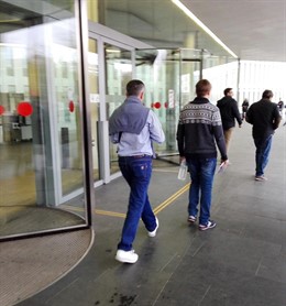 Los dos marineros del pesquero ruso a la salida del juzgado