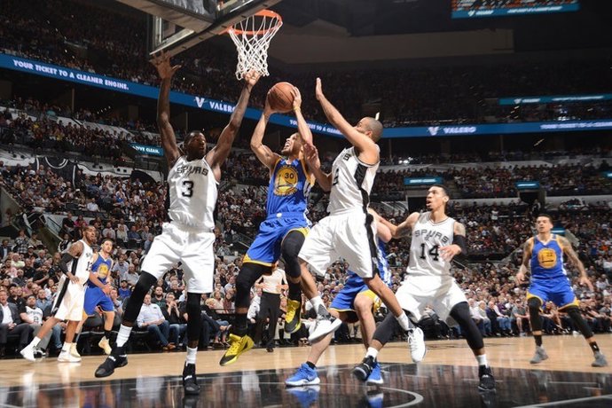 Curri anota en el Golden State Warriors - San Antonio Spurs