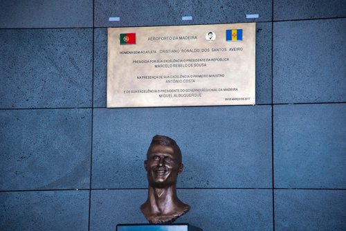 Busto de Cristiano Ronaldo en el aeropuerto de Madeira
