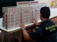 Detenidos 30 miembros de una organización internacional de contrabando de 'marcas blancas' de tabaco