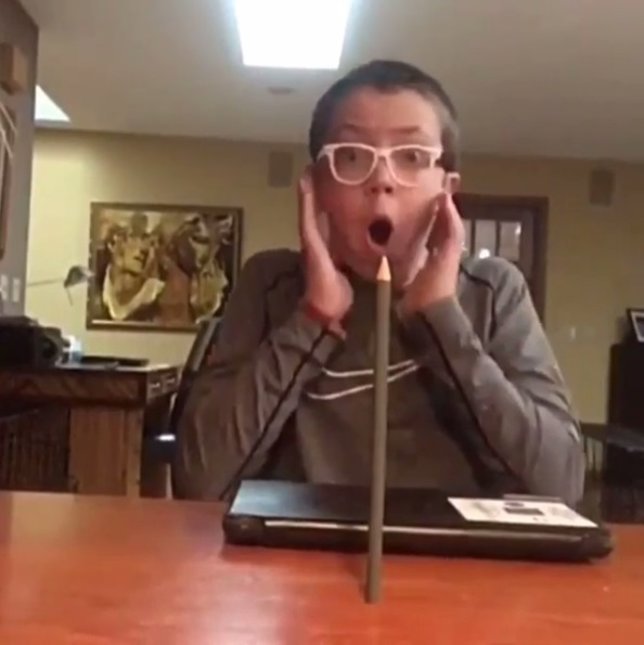 Un chico tira un lápiz y se queda de pie sobre la mesa