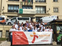 Pacientes trasplantados de hígado y profesionales del Hospital Regional apoyan la carrera cofrade de Málaga