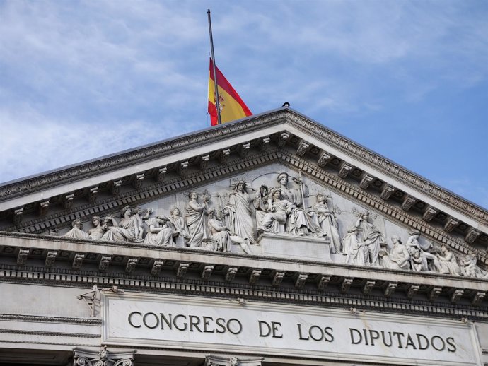 Fachada del Congreso, con la bandera a media asta 