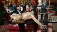 Un grupo de ciegos traslada este viernes al Cristo de la Hermandad de la Lanzada de Jerez a su paso procesional