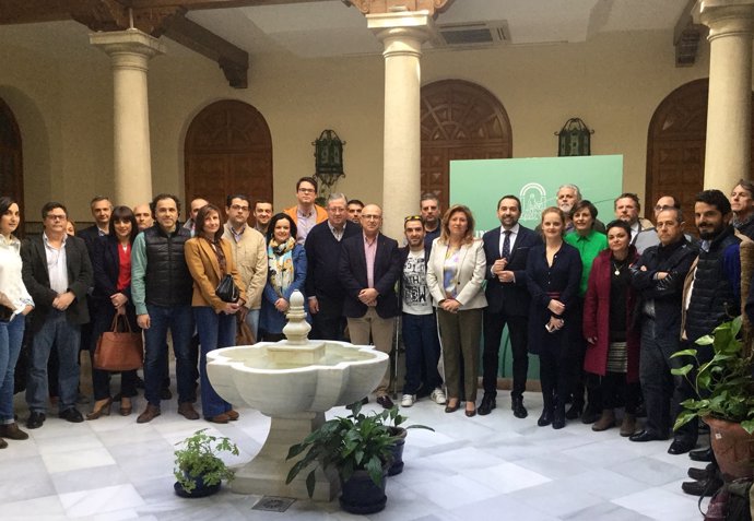 Participantes en la reunión sobre la Ley del Deporte de Andalucía.