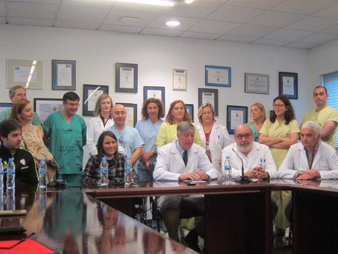 La mexicana Itzel Cruz con los médicos del CHUS                    