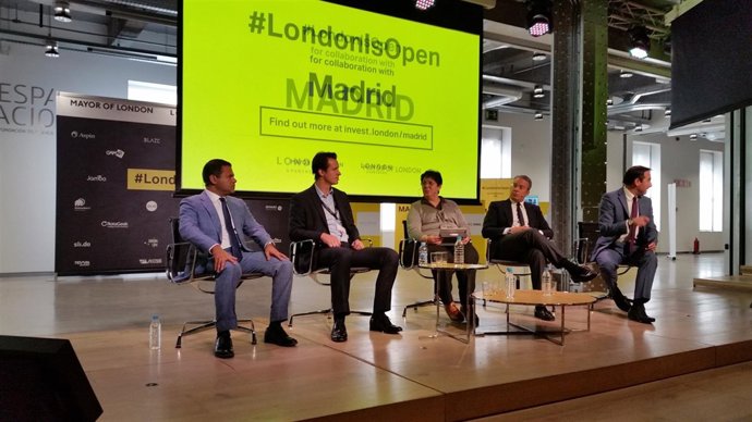 Rajesh Agrawal, a la izquierda, fomentando la inversión madrileña en Londres