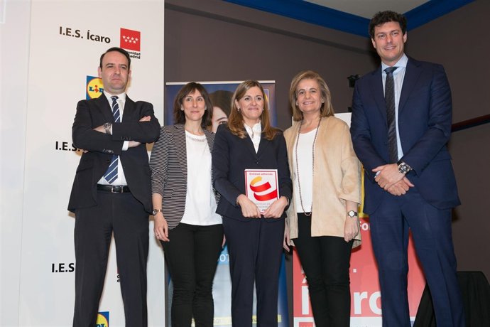 Báñez en la entrega del sello de adhesión a Lidel en el programa EEEJ