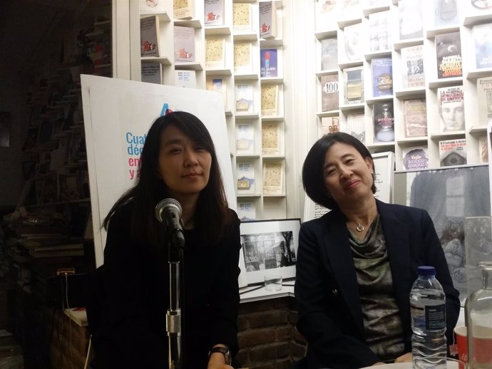 La escritora surcoreana Hang Kang y su traductora al español Sunme Yoon