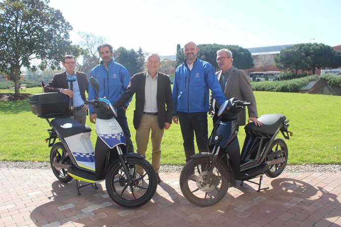 Los representantes de AMB y Torrot durante la presentación de motos eléctricas