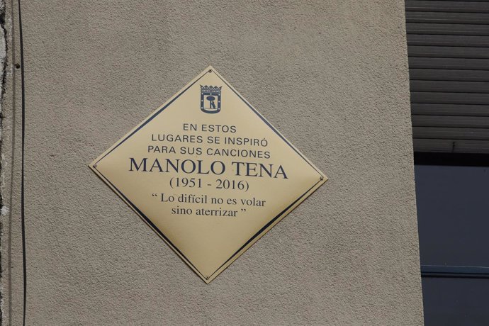 El Ayuntamiento de Madrid cuelga una placa en honor y recuerdo a Manolo Tena