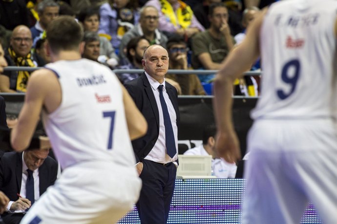 Laso mira a Doncic (Real Madrid)