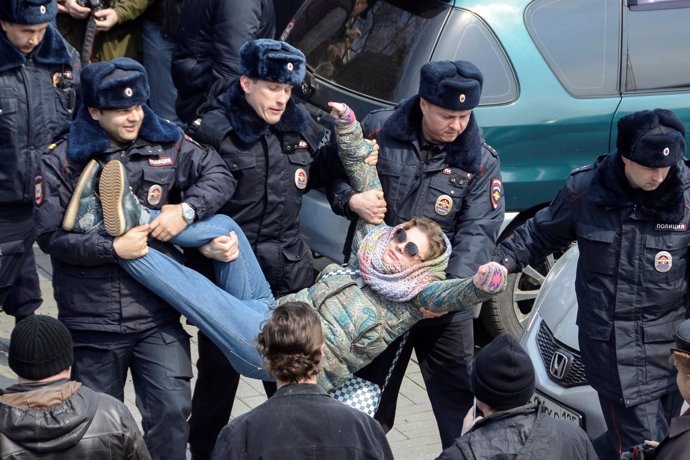 Policía rusa realizando una detención durante una manifestación de la oposición