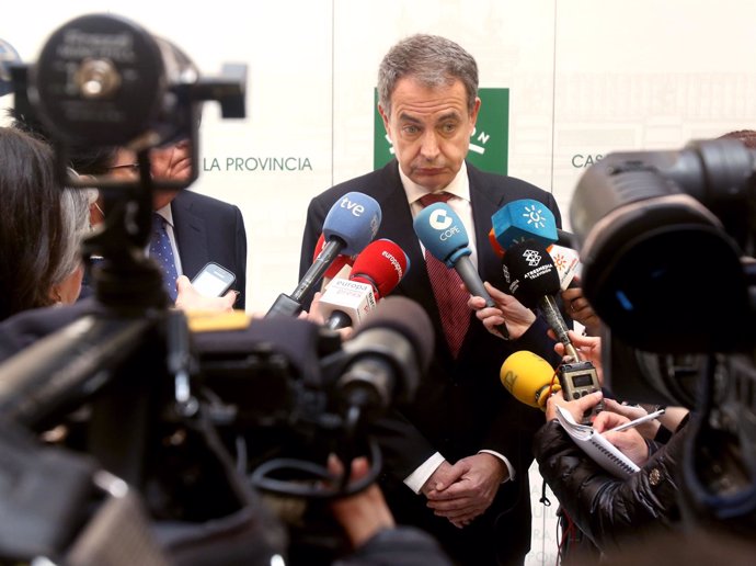 José Luis Rodríguez Zapatero atiende a los medios en Sevilla