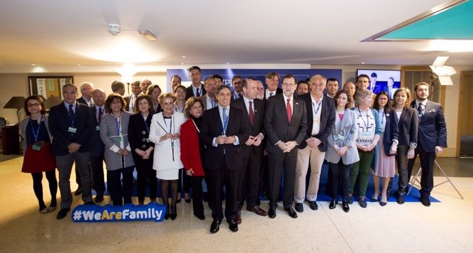 Rajoy con la Delegación española en el Congreso del Partido Popular Europeo