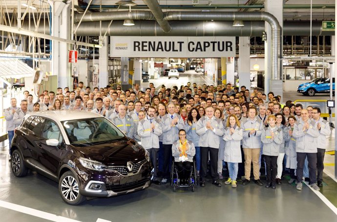 Teresa Perales posa con trabajadores de Renault en Valladolid. 