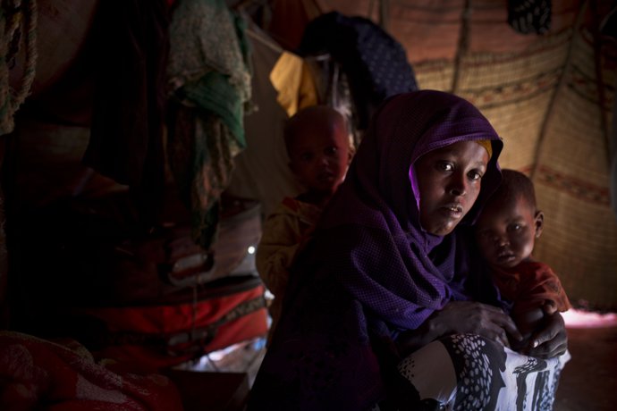 Una mare somali juntament amb els seus dos fills malalts