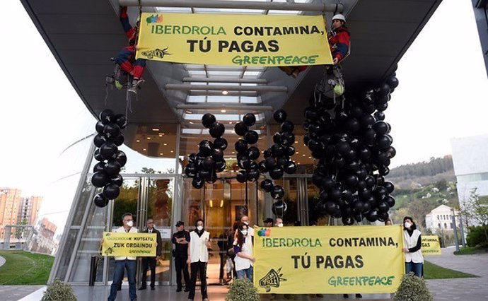 30/03/2017. Sede De Iberdrola, Bilbao, Vizcaya, Pa’S Vasco   Activistas Han Come