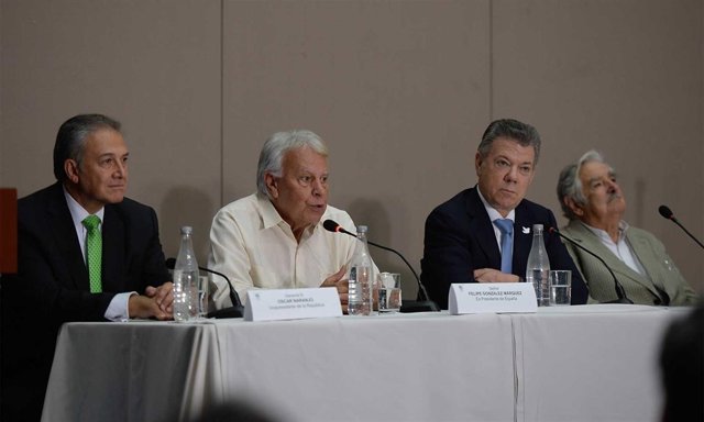 Felipe González, José Mujica y Juan Manuel Santos