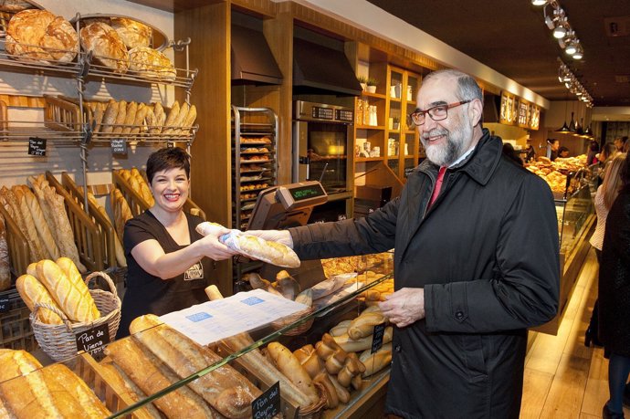  Domínguez Compra Una Barra De Pan Con El Envoltorio Impreso.