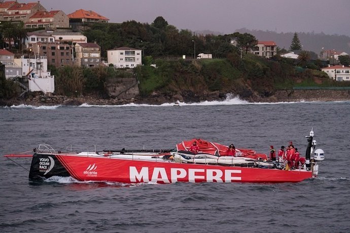 El MAPFRE regresa a puerta tras desarbolar