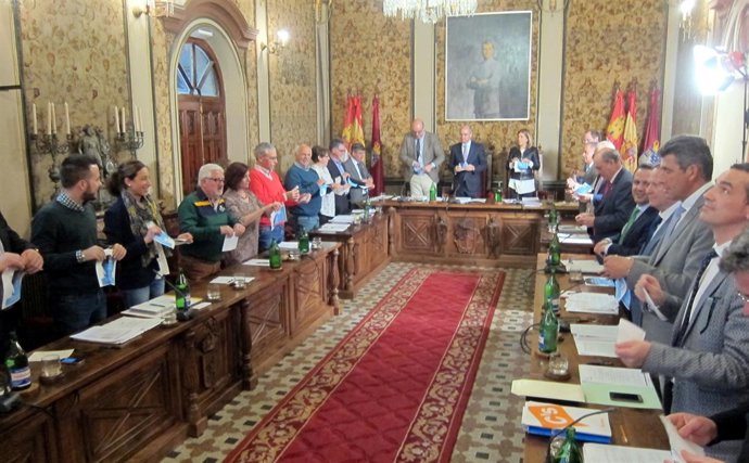  Los Diputados De Salamanca Rompen Papeles Para Concienciar Por El Autismo