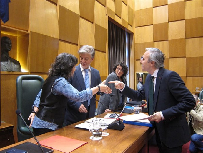 Azcón, hablando con el alcalde y Luisa Broto           