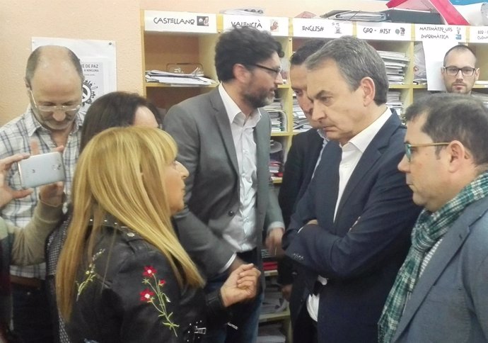 Zapatero conversa con docentes del IES Tirant lo Blanch