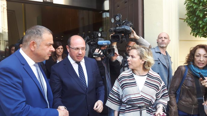 Sánchez,  en el centro, junto al presidente del Scrats y la consejera de Agua