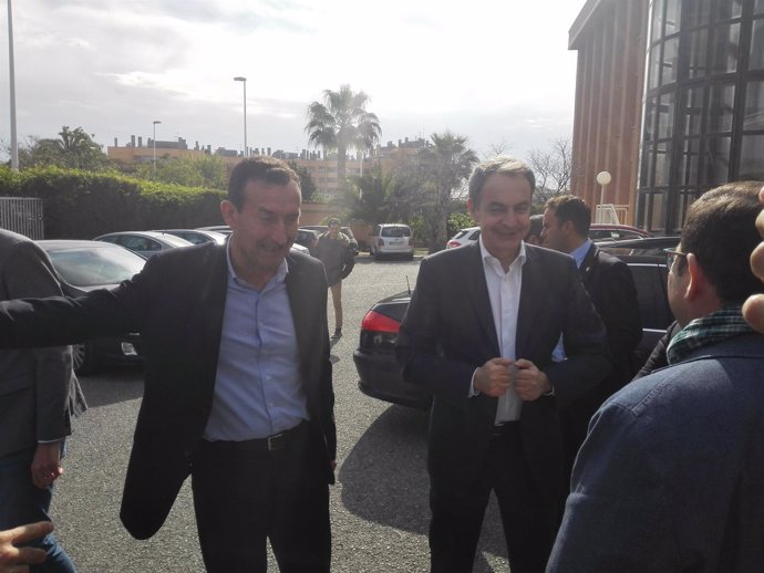 Carlos González (izq) junto a Rodríguez Zapatero (dcha) a su llegada