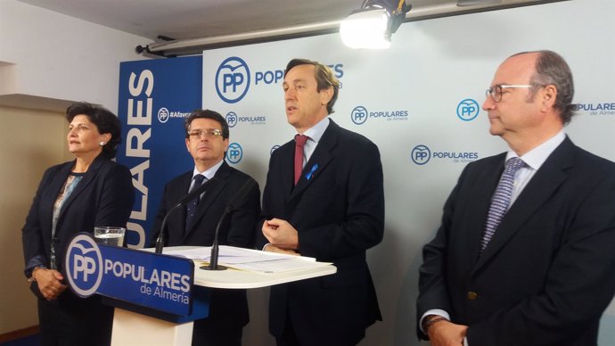 Hernando (PP), en rueda de prensa en Almería