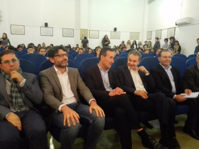 Zapatero, segundo por la derecha, habla con el alcalde de Elche, Carlos González