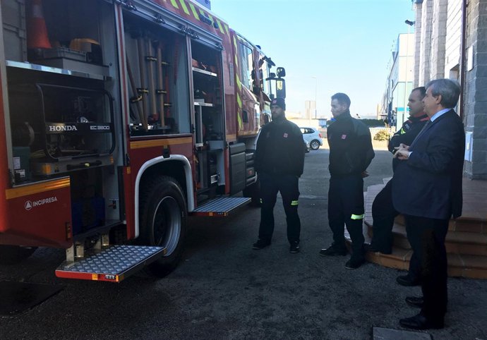 El consejero de Presidencia inspecciona uno de los vehículos incorporados