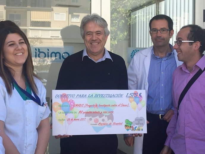 Emilio alba entrega cheque fimabis acae payasos hospital cáncer