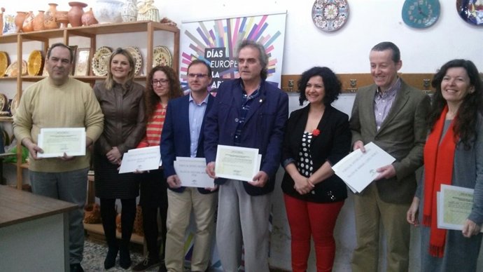 Entrega de placas distintivas a artesanos de la provincia.