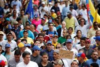 La oposición venezolana bloquea una autopista en Caracas y anuncia más movilizaciones
