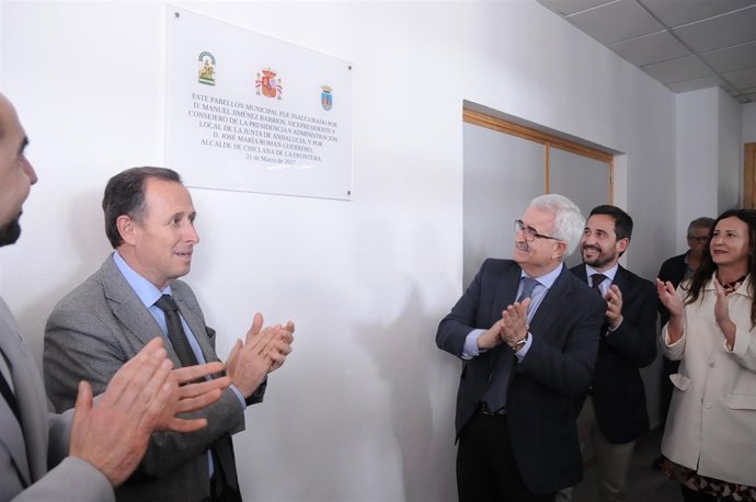 Jiménez Barrios inaugura el pabellón polideportivo El Fontanal de Chiclana 